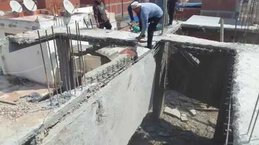 إزالة سقف الدور السادس العلوي المخالف بشارع عبد الله المتفرع بدمنهور