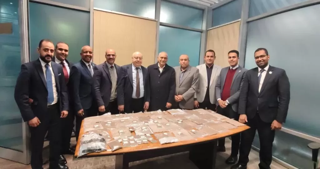 رجال الجمارك مع المخدرات المضبوطة 