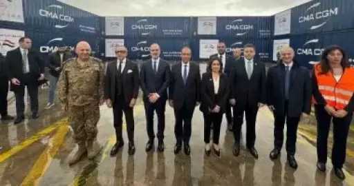 وزير الخارجية يسلم 1000 طن من المساعدات الإغاثية خلال زيارته لبيروت