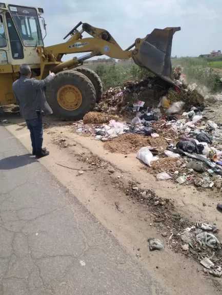 حملة نظافة مكبرة ورفع كفاءة الطرق بقرية مؤسسة البستان بالدلنجات