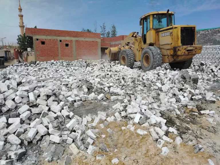 إزالة فورية لأسوار مخالفة داخل الحيز العمراني بقرية دمتيوه بالبحيرة