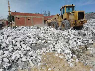 إزالة فورية لأسوار مخالفة داخل الحيز العمراني بقرية دمتيوه بالبحيرة