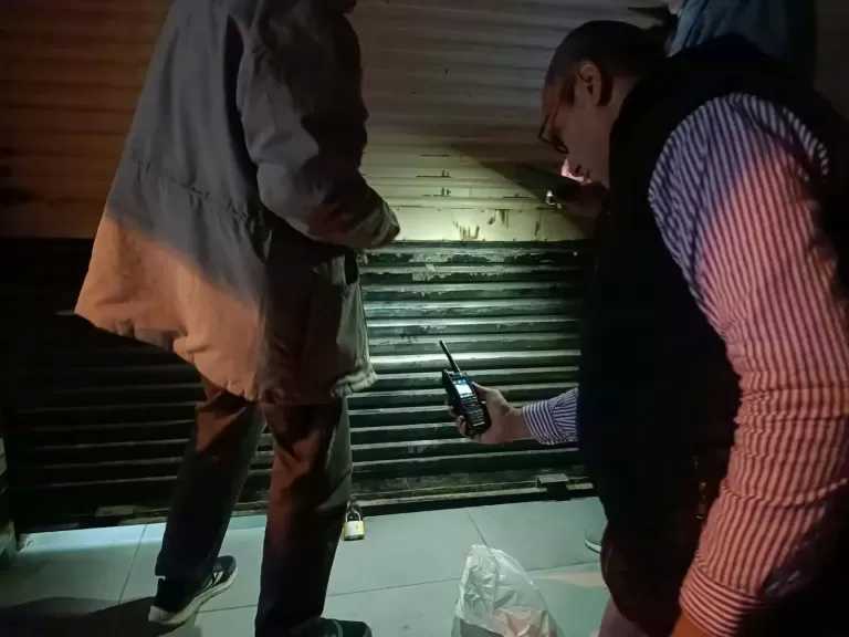 غلق وتشميع 8 محلات مخالفة لمواعيد الغلق المحددة بالبحيرة