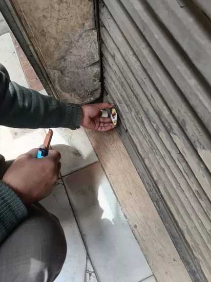 غلق وتشميع عدد من المحال والكافيهات المخالفة لمواعيد الغلق فى دمنهور