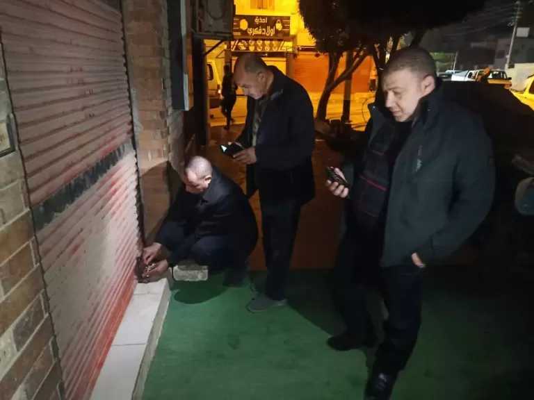 غلق وتشميع محلين تجاريين لعدم التزامهما بمواعيد الغلق الرسمية بالبحيرة