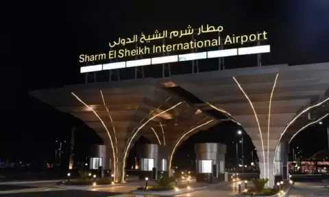 المقدم مصطفى توفيق.. سفير فوق العادة يستقبل زوار مصر في مطار شرم الشيخ