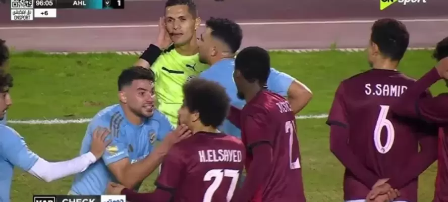 جدل تحكيمي بعد مباراة الأهلي وسيراميكا.. مطالبات بمراجعة قرارات الحكم