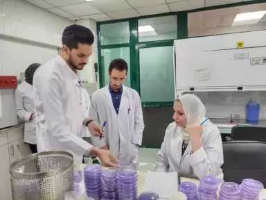 سفير باكستان لدى واشنطن: نلعب دور الوسيط في المحادثات بين أمريكا وإيران