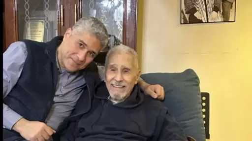 أحمد أبو زهرة يحسم الجدل بشأن تخلي نقابة الممثلين عن والده في أزمته الصحية