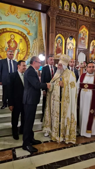 السفير التركي يصافح البابا تواضروس الثاني 