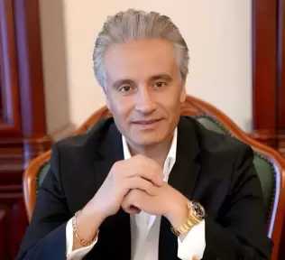 علي الدكروري يقدم رؤية اقتصادية تجمع بين التحليل العميق والبعد الإنساني