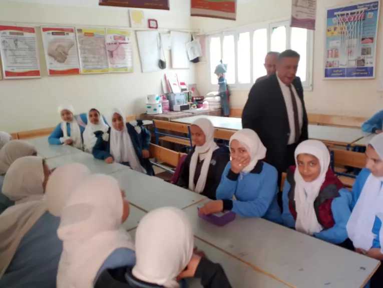 وكيل تعليم البحيرة يتفقد عددًا من مدارس إدارة كوم حمادة التعليمية