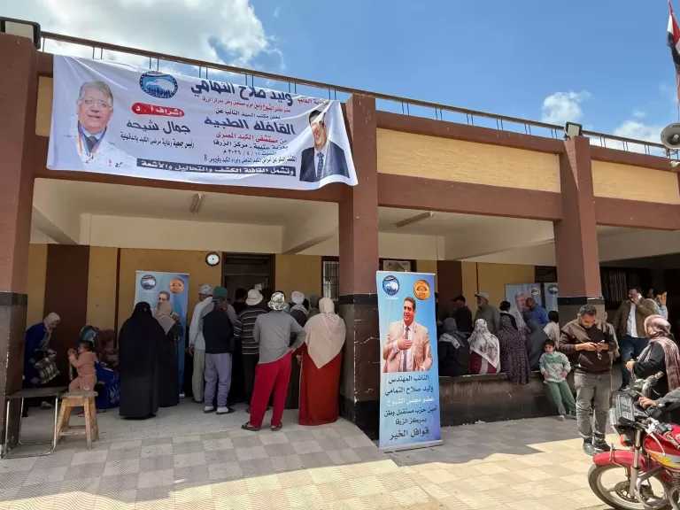 بصمة إنسانية في جلال وعتيبة النائب وليد التمامي والبروفيسور جمال شيحة يداويان أوجاع البسطاء بقوافل طبية شاملة ​