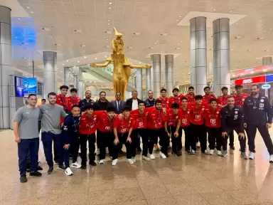 رئيس اتحاد اليد يستقبل أبطال برونزية البحر المتوسط بمطار القاهرة