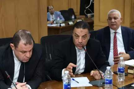 خلال لقائه بمحافظ الجيزة.. النائب فيصل أبو عريضة يحصل على ترخيص 30 سيارة أجرة لحل أزمة المواصلات بمركز الصف