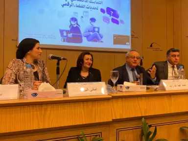 أماني ألبرت: التماسك الاجتماعي في العصر الرقمي أصبح أكثر تعقيدًا وقد يؤدي للعزلة و يعزز الاستقطاب