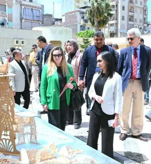 محافظ البحيرة ووفد الاتحاد الأوروبي يتفقدان معرض المشغولات اليدوية والحديقة المتحفية