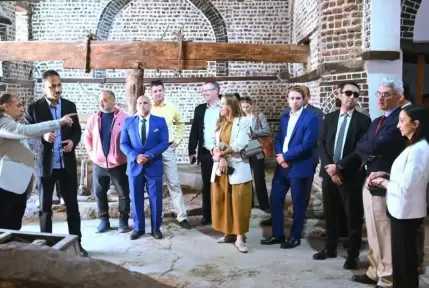 محافظ البحيرة ووفد الاتحاد الأوروبي في جولة تاريخية برشيد بين روائع الحضارة وكنوز التاريخ