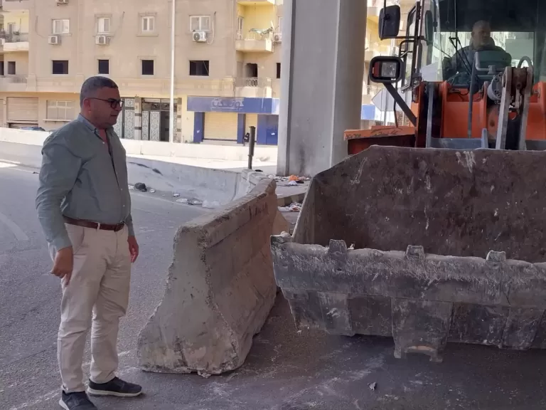 حامد سلامة رئيس حي الطالبية يتابع سير العمل 