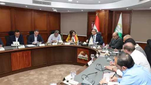 محافظ الجيزة يعقد اجتماعًا موسعًا مع رؤساء الأحياء وهيئة النظافة والتجميل