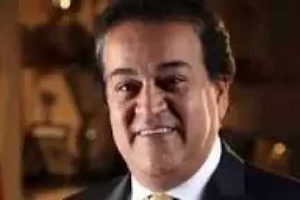تساؤلات حول  ثقة  ”وزير الصحه ”  في ” محمد عقاد” مديراً للمجالس الطبية المتخصصة؟