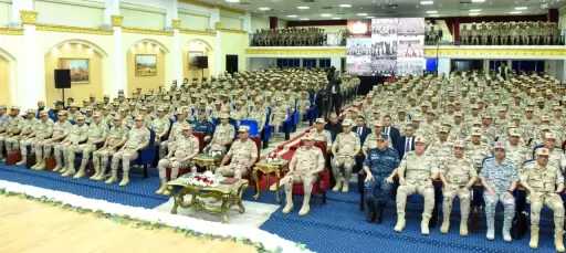 وزير الدفاع والإنتاج الحربى يلتقى عدداً من مقاتلى المنطقة الجنوبية العسكرية
