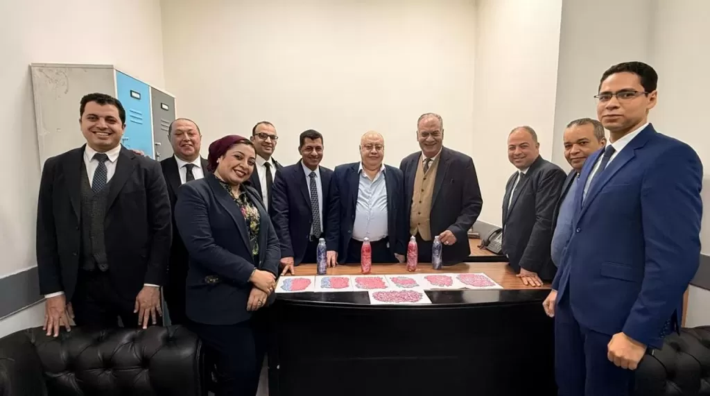 رجال الجمارك مع المضبوطات 