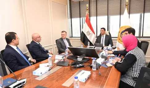 وزير الصناعة يبحث مع وفد بنك أبوظبي الأول- مصر سبل تمويل المشروعات الصناعية