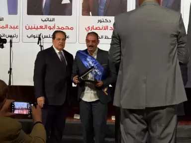 تكريم محمد العناني بلقب العامل المثالي بالجيزة بحضور نائب وزير العمل ومحافظ الجيزة ومحمد أبو العينين