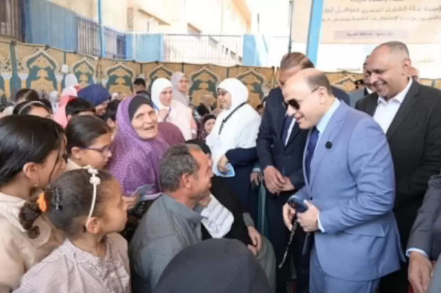 محافظ الغربية أنناء الجولة 