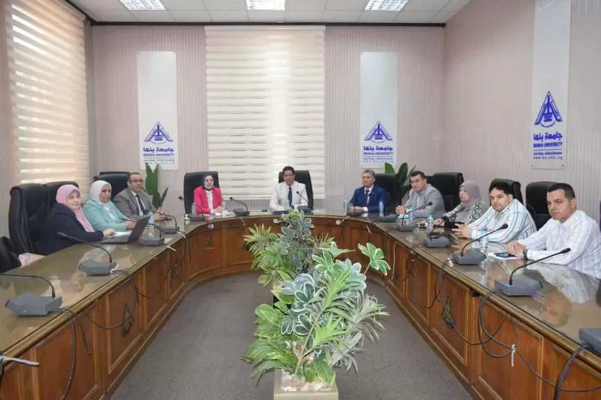 رئيس جامعة بنها يترأس اجتماع لجنة إعداد دراسة ربط البرامج والتخصصات الدراسية بسوق العمل