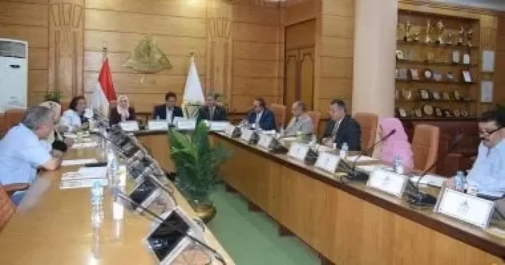 رئيس جامعة بنها خلال الاجتماع