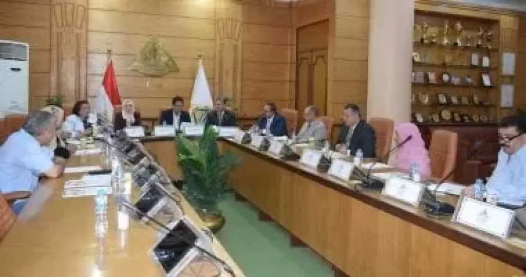 جامعة بنها تبحث إنشاء محطات طاقة شمسية ووحدات شحن سيارات كهربائية