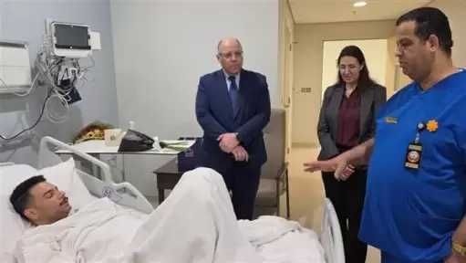 سفير مصر بالكويت يطمئن على الحالة الصحية لمواطن أصيب في الهجوم الإيراني
