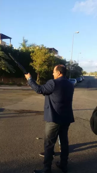 المتهم الهارب يستعرض القوة بالسلاح في الشيخ زايد 