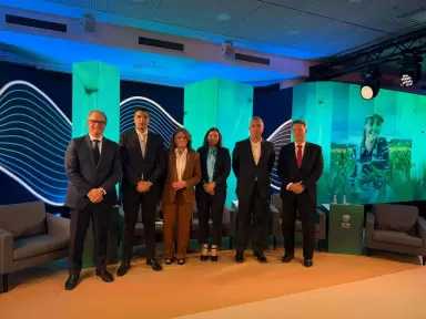 وزير الصناعة يبحث مع البنك الأوروبي لإعادة الإعمار والتنمية سبل تعزيز التعاون