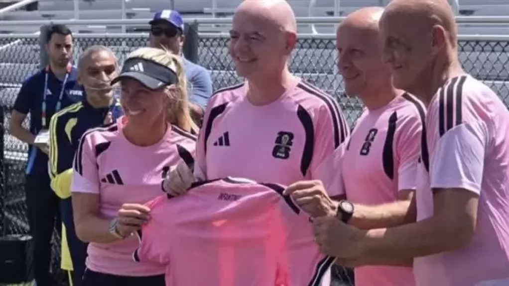 إنفانتينو مع حكام كأس العالم