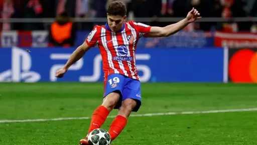 برشلونة يتمسك بحلم ألفاريز رغم دخول ريال مدريد على الخط