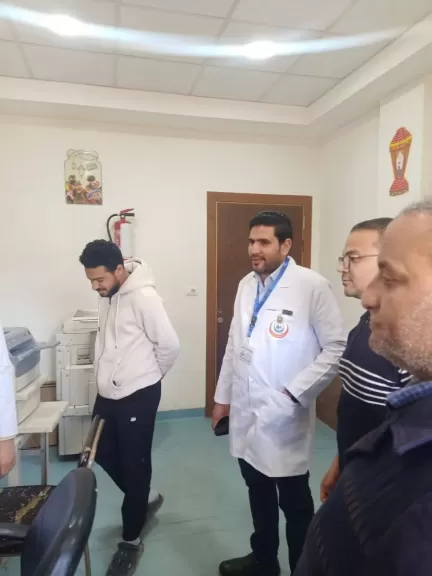 الدكتور أحمد منصور مدير المستشفى أثناء جولة تفقدية 
