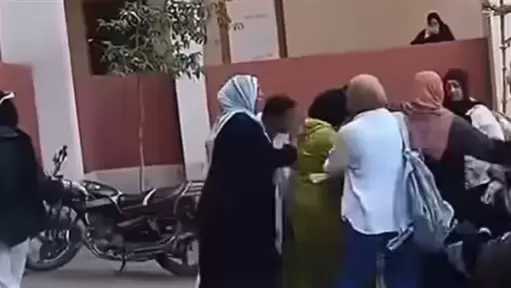 مطالب بتشديد العقوبات على المتعدين على المعلمين داخل المدارس