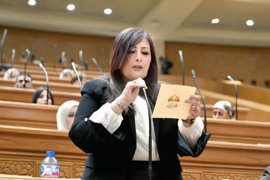 النائبة إليزابيث شاكر، عضو مجلس النواب