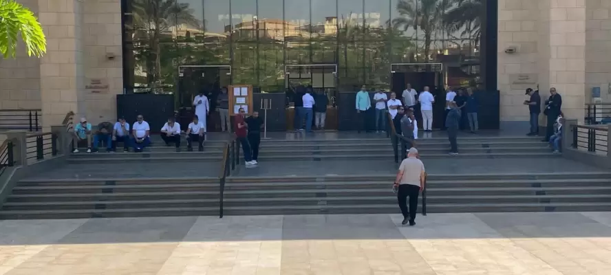 تشييع جثمان الفنان محمد مرزبان بحضور عائلته وأصدقائه