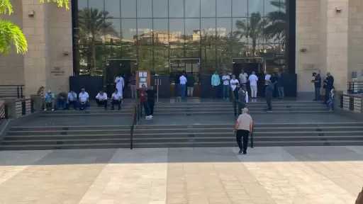 تشييع جثمان الفنان محمد مرزبان بحضور عائلته وأصدقائه