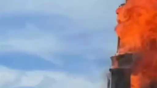 حريق هائل يدمر كنيسة تاريخية في نيويورك ويؤدي إلى انهيار برجها