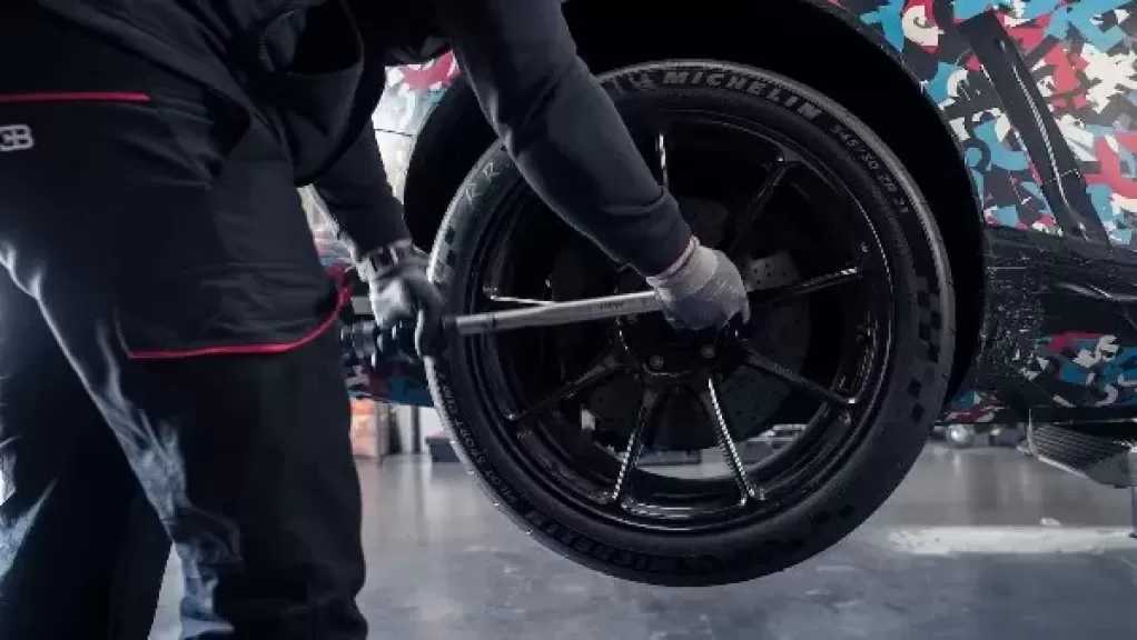 بوجاتي تصمم إطارات خاصة لسيارة بقوة 1800 حصان