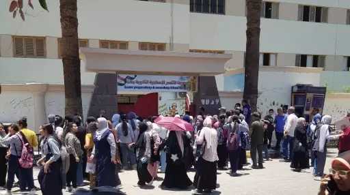 شكاوى من تأخر توزيع الأسئلة وغياب المظلات.. تفاصيل أول أيام امتحانات الثانوية العامة بالأقصر