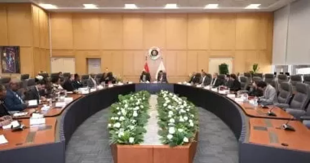 وزير التجارة والنصاعة وجانب من اللقاء