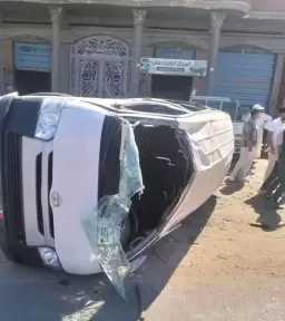 نتيجة اختلال عجلة القيادة.. إصابة 8 أشخاص اثر انقلاب ميكروباص بطريق الدلنجات – دمنهور بالبحيرة