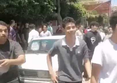 دموع في الكيمياء وفرحة في الجغرافيا.. تباين آراء طلاب الثانوية العامة بالبحيرة بعد امتحاني اليوم
