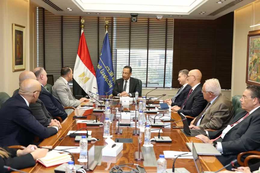وزير الاتصالات يبحث مع EY MENA إطلاق مركز إقليمي لخدمات التعهيد والاستشارات في مصر